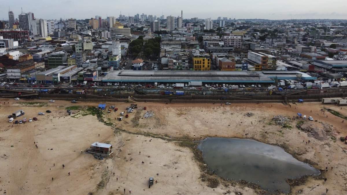 Parte del río Negro se ve seco en el puerto en Manaos, en el estado de Amazonas, Brasil, el viernes 4 de octubre de 2024, en medio de una fuerte sequía
