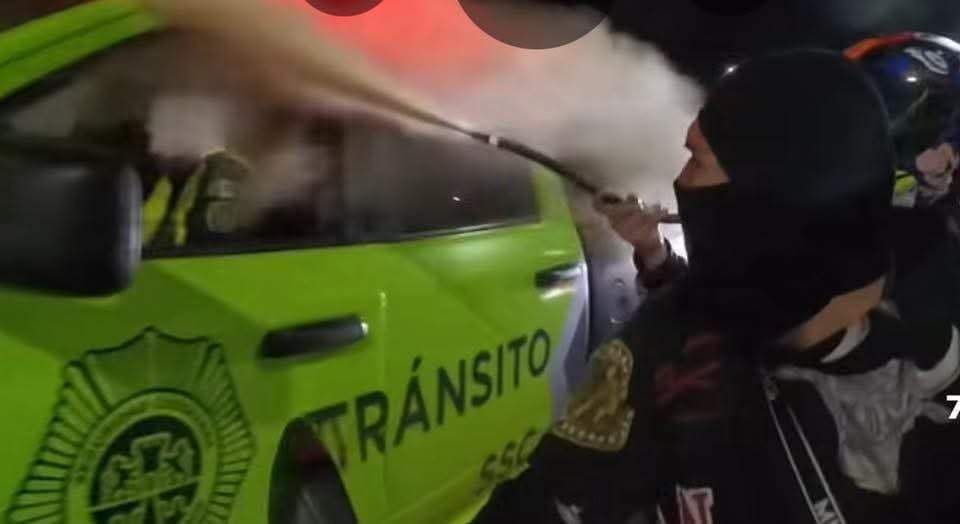 Motociclistas atacan con un extintor a agente de tránsito en CDMX