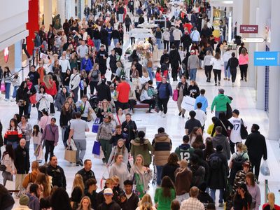 Gastan miles de millones de dólares en Black Friday pese a la incertidumbre económica en EU