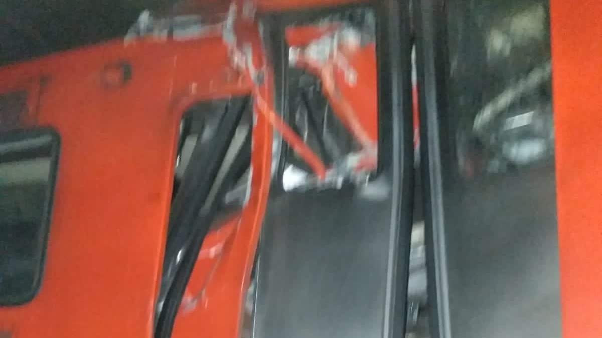 Vagones dañados por el choque en la Línea 3 del Metro