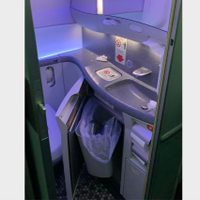 Hallan cocaína en el baño de un avión que llegó de Bogotá a la CDMX