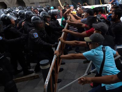 CNTE choca con policías frente a Palacio Nacional (Video)