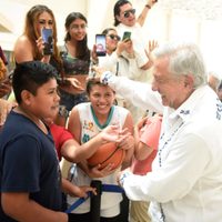 AMLO recibe ovaciones, firma autógrafos y se toma selfies en estación del Tren Maya (Video)