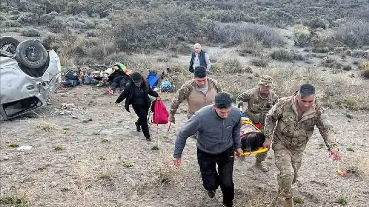 Los militares del cuerpo de Sanidad prestaron los primeros auxilios en el lugar del accidente. Fuente: (Infolosandes)