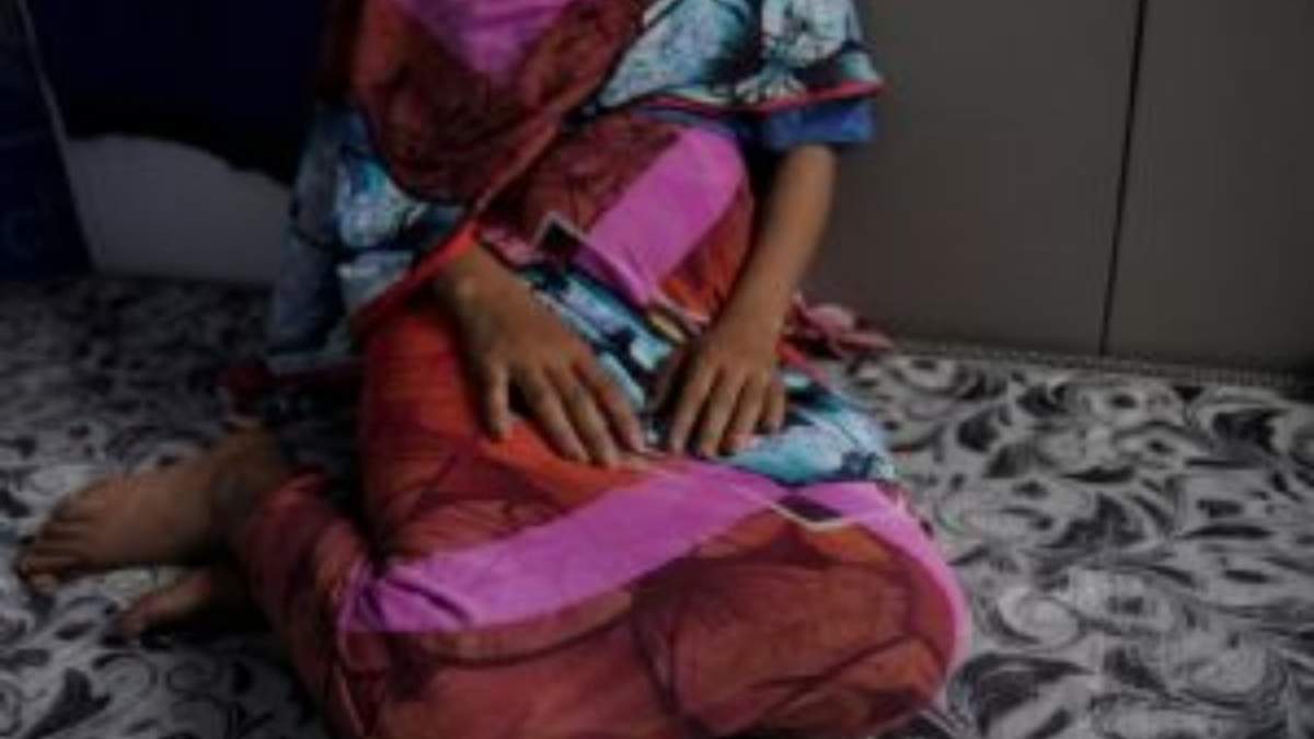 En esta imagen proporcionada por UNICEF, una víctima de violación, de 16 años, descansa en un colchón en una oficina de UNICEF en Sudán