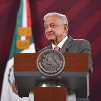AMLO se burla de crítica de TV Azteca a libros de texto: Ovnis quieren volver comunistas a mexicanos