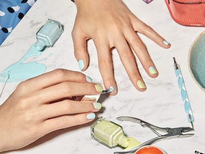 Nail Art: cómo es el "clicquot nails" la manicure que elige Lali Espósito y que podés hacer vos misma en casa