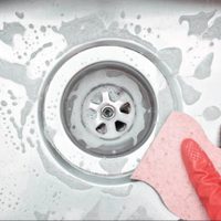 El secreto de los plomeros para limpiar los desagües y tuberías de casa usando solo 2 ingredientes