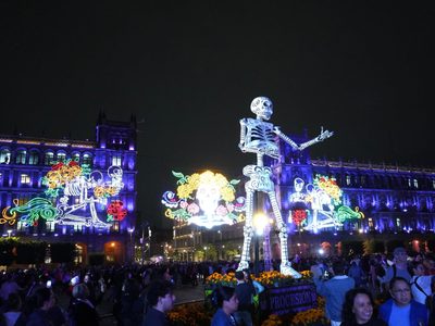 El Zócalo da la bienvenida a los muertos: encienden alumbrado conmemorativo