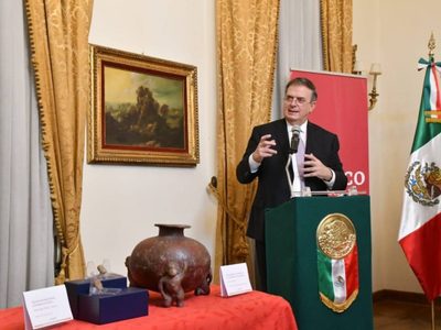 Sin presencia de la prensa, Ebrard asiste a la restitución de tres piezas arqueológicas en Roma