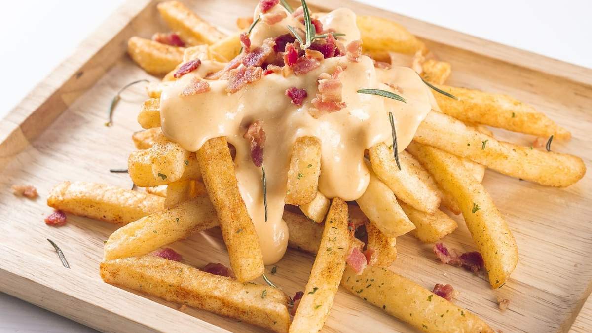 Papas crocantes con salsa de quesos. Fuente: (Instagram)