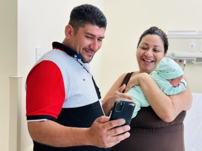 Fue al hospital por un dolor de estómago y salió con un bebé en brazos