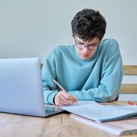 La IA conquista a los jóvenes, pero no desbanca a los métodos tradicionales de aprendizaje