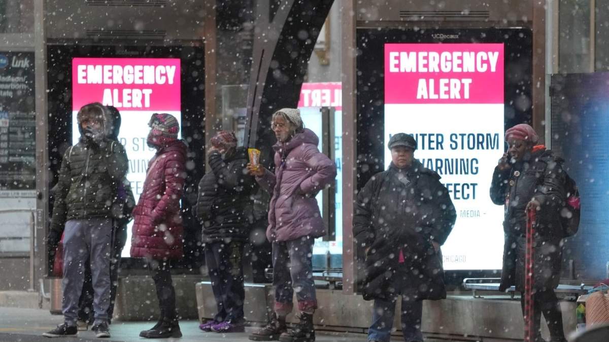 Un mensaje de servicio público recuerda a los pasajeros de la tormenta invernal en Chicago