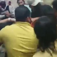 Transportistas del aeropuerto de Cancún se enfrentan a golpes por los pasajeros