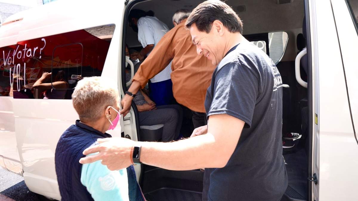 Mario Moreno ofreció "aventón" a ciudadanos para votar en la consulta