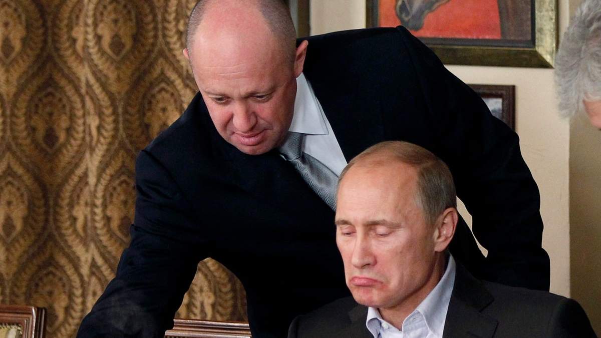 Yevgeny Prigozhin sirve comida al entonces primer ministro ruso Vladímir Putin en el restaurante de Prigozhin en las afueras de Moscú, Rusia, el 11 de noviembre de 2011