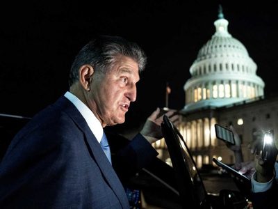 Biden debe pasar la antorcha a una nueva generación y dejar la carrera presidencial: Manchin