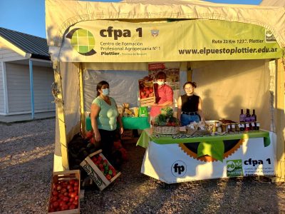 Los encargados de "El Puesto" de Plottier capacitaron sobre elaboración de productos en Senillosa