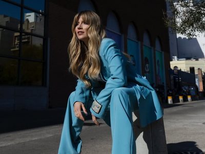 Laurita Fernández y su falda estampada: el look que combina luz, color y actitud