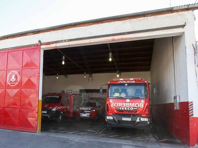 En Plaza Huincul, se incendió un auto que llevaba leña para el asado de Navidad