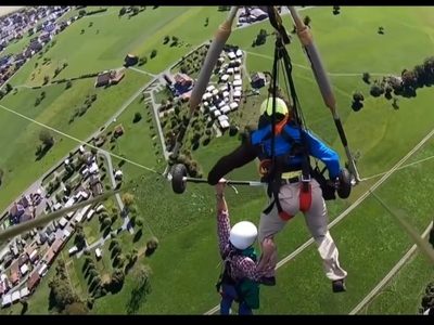 ¡Se salva de milagro! Un hombre se aferra al parapente luego de que el instructor olvida asegurarlo