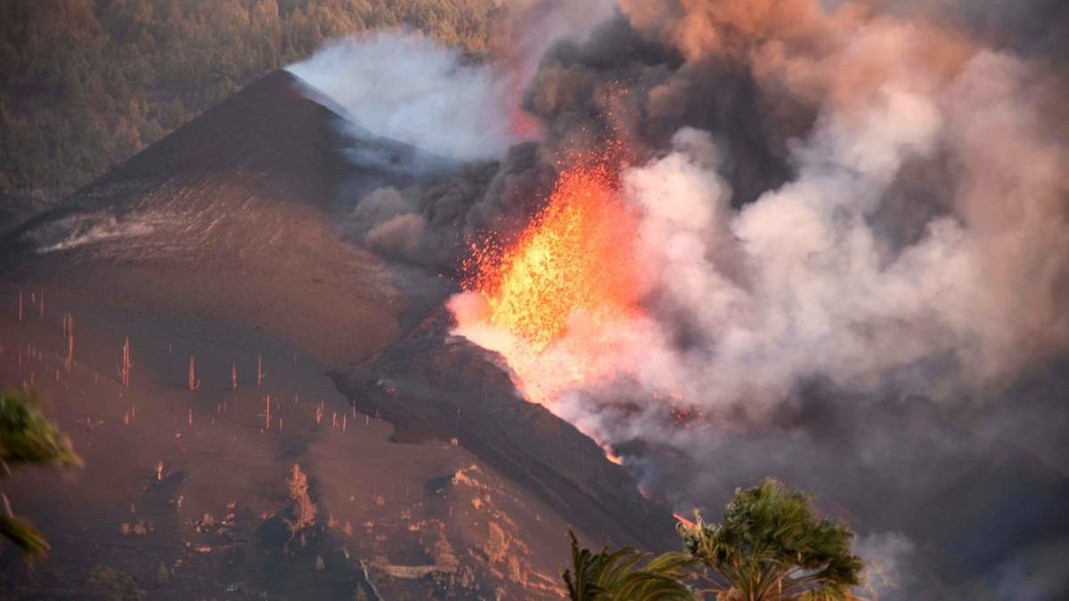 El volcán de la isla de La Palma en erupción. Fuente: (Twitter)