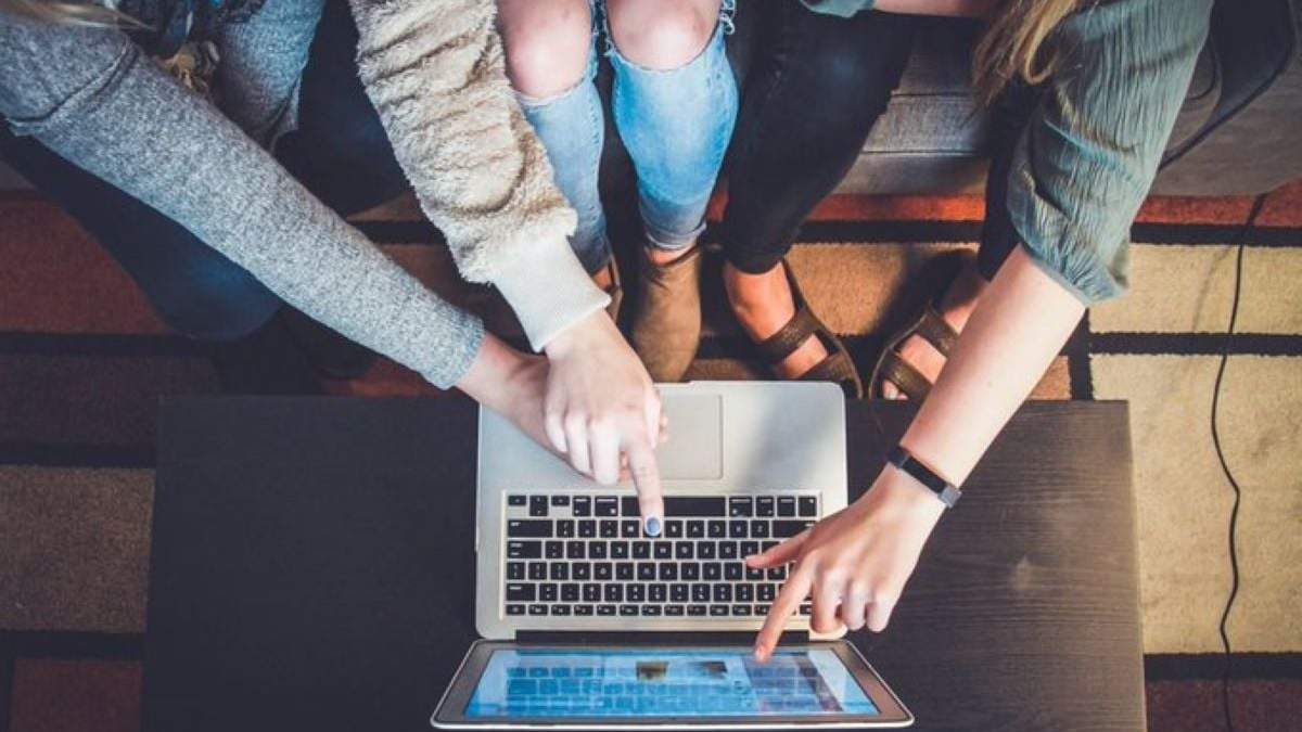 Jóvenes en torno a una laptop
