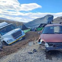 Un camión chileno chocó con un automóvil sobre la ruta 242 en Las Lajas