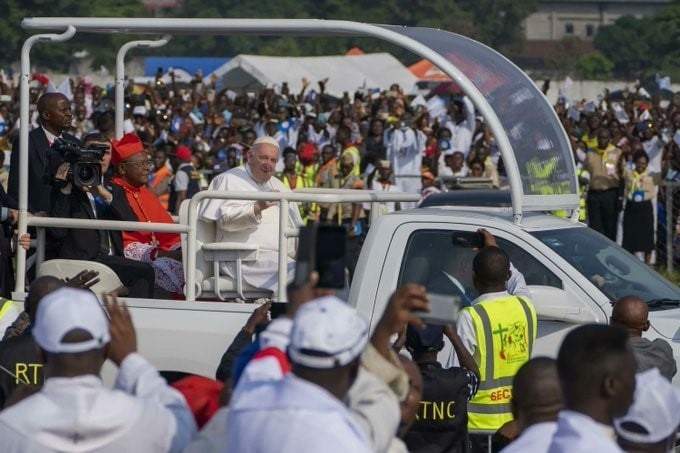 El Papa Francisco a su llegada al aeropuerto de Ndolo para celebrar una misa en Kinsasa, República Democrática del Congo