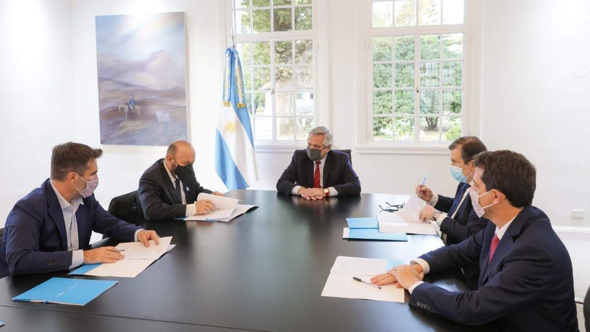 Fernández junto a Martínez, De Pedro, Insfrán y Zamora. Fuente: (Twitter)