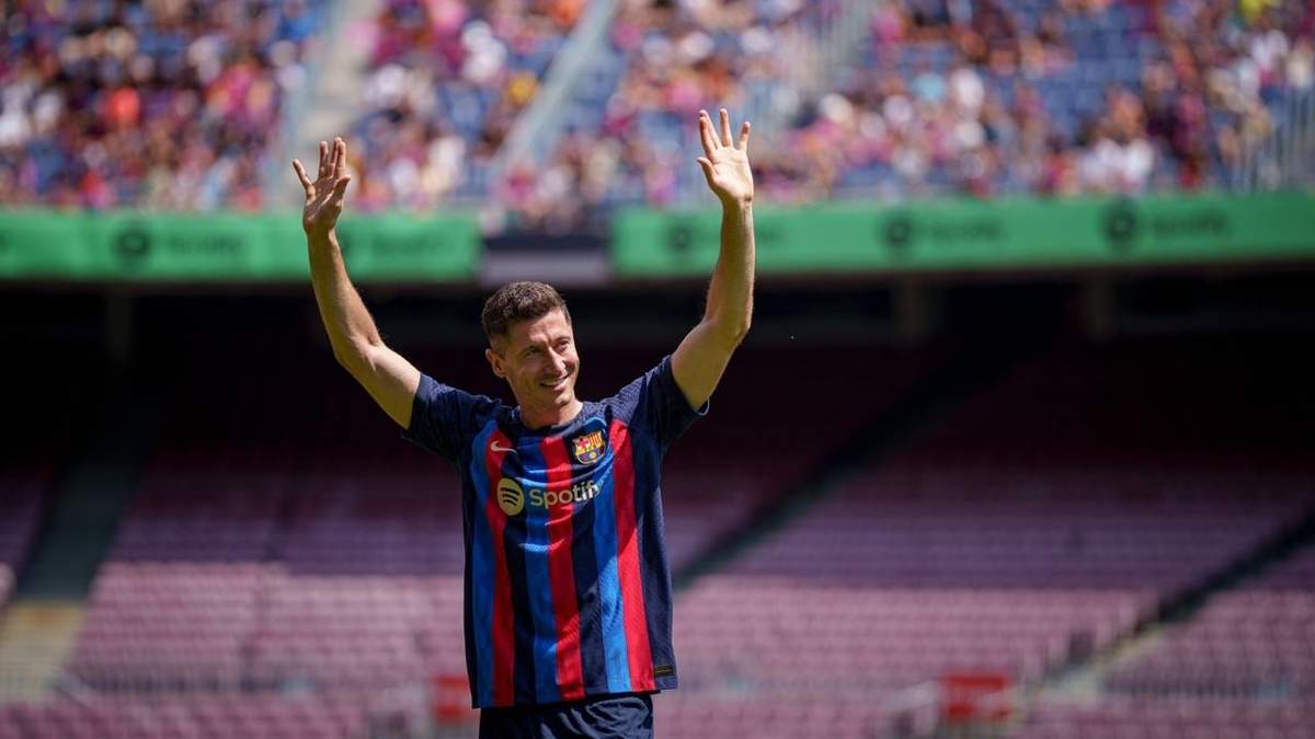 El delantero polaco en el Camp Nou