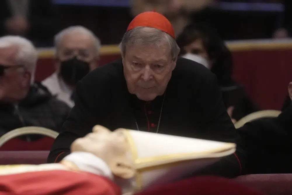 El cardenal australiano George Pell, junto al cuerpo del papa emérito Benedicto XVI, en su capilla ardiente, en la Basílica de San Pedro, el Vaticano, el 3 de enero de 2023