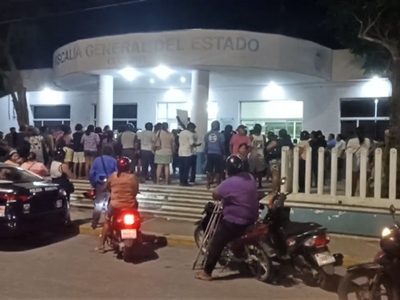 Policía de Cozumel priva de su libertad a dos reporteros que cubrían un accidente (Video)