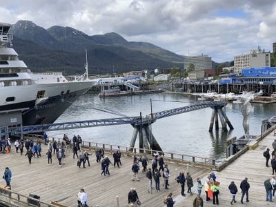 Los turistas invaden la capital de Alaska entre dudas sobre el futuro de su enorme glaciar