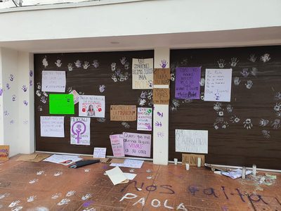 Empapelan casa de la gobernadora Marina del Pilar como protesta por el asesinato de Paola
