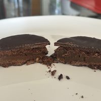 Alfajor de chocolate proteico: preparatelo con solo un huevo, una cucharada de cacao en polvo y estos ingredientes