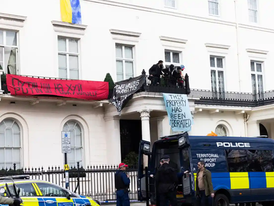 Manifestantes ocuparon en Londres una mansión de un magnate ruso y colgaron consignas por Ucrania