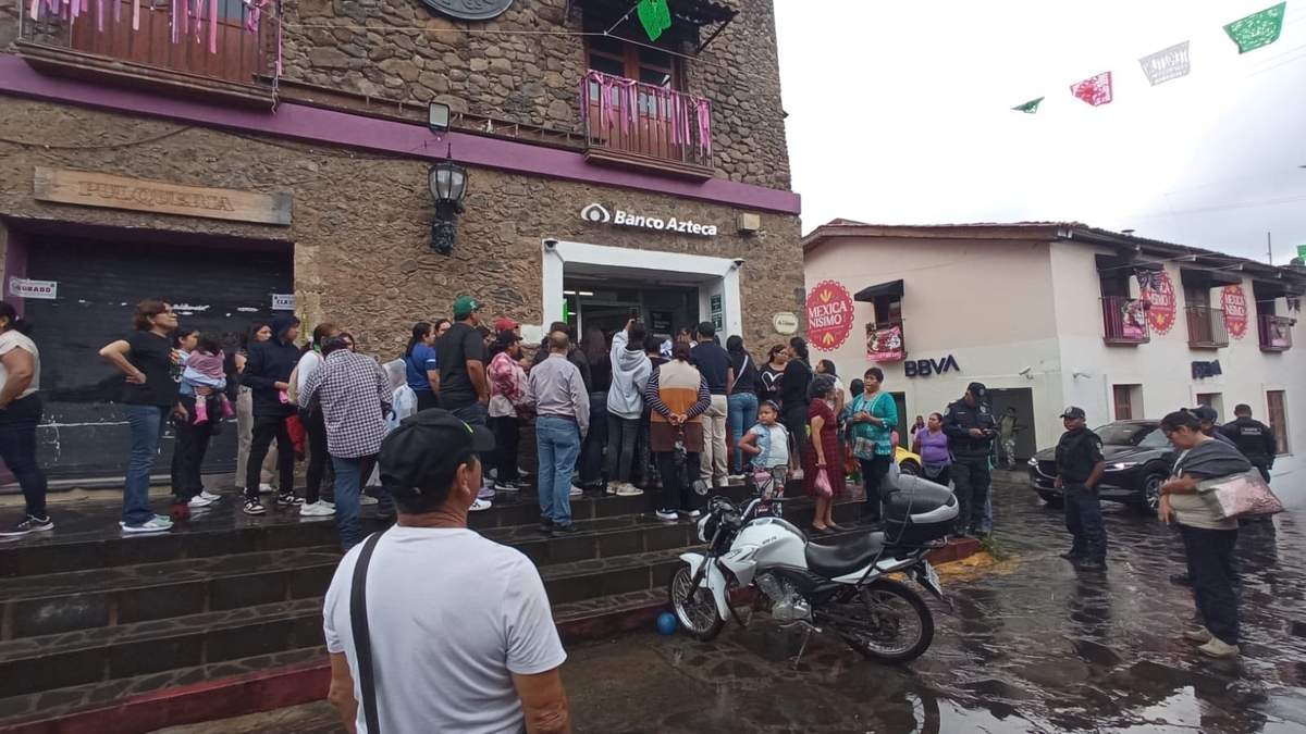 Familiares y vecinos del menor protestaron frente a la sucursal de Banco Azteca