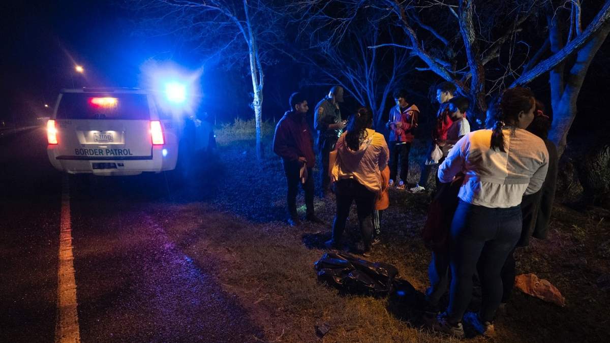 Un agente de inmigración detiene a un grupo de migrantes centroamericanos cuando caminaban en una carretera tras haber cruzado la frontera entre Texas y México