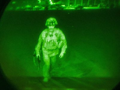 Chris Donahue ; EU difunde la imagen de su último militar en Afganistán