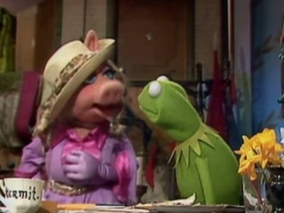 Ahora exigen cancelar a Miss Piggy por "maltrato" a la Rana René