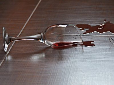 Antes de tirar las copas rotas, mirá este genial proyecto para decorar tu living sin gastar un solo peso