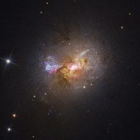 El telescopio Hubble detectó un agujero negro que “da a luz” estrellas en lugar de tragárselas