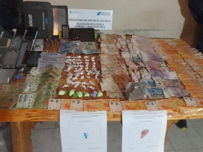 Prefectura secuestró drogas, 17 celulares, armas y una camioneta