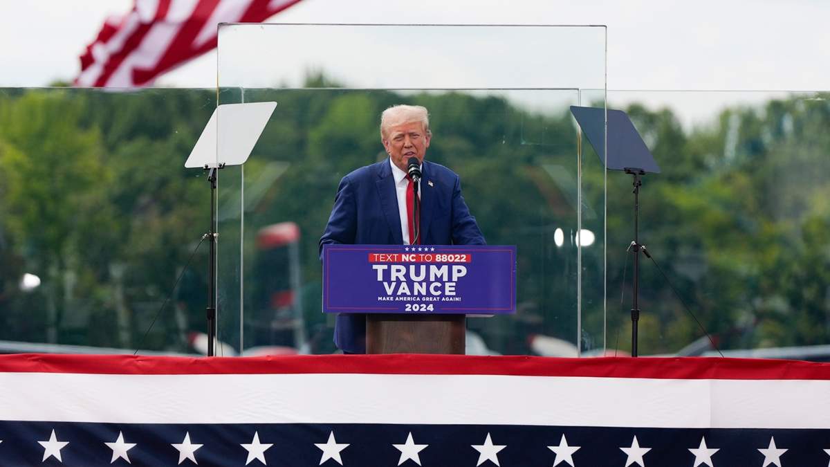 El candidato presidencial republicano Donald Trump durante un acto de campaña en el Museo de la Aviación de Carolina del Norte, en Asheboro, Carolina del Norte