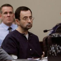 Dan entre 40 y 175 años de cárcel al exmédico deportivo Larry Nassar por abuso sexual