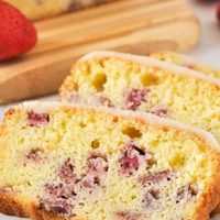 Budín de yogur con frutilla y coco: delicioso y muy rendidor para la merienda