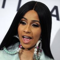 ¡Insólito! Cardi B hace esto es plena calle y ¡todos enloquecen!