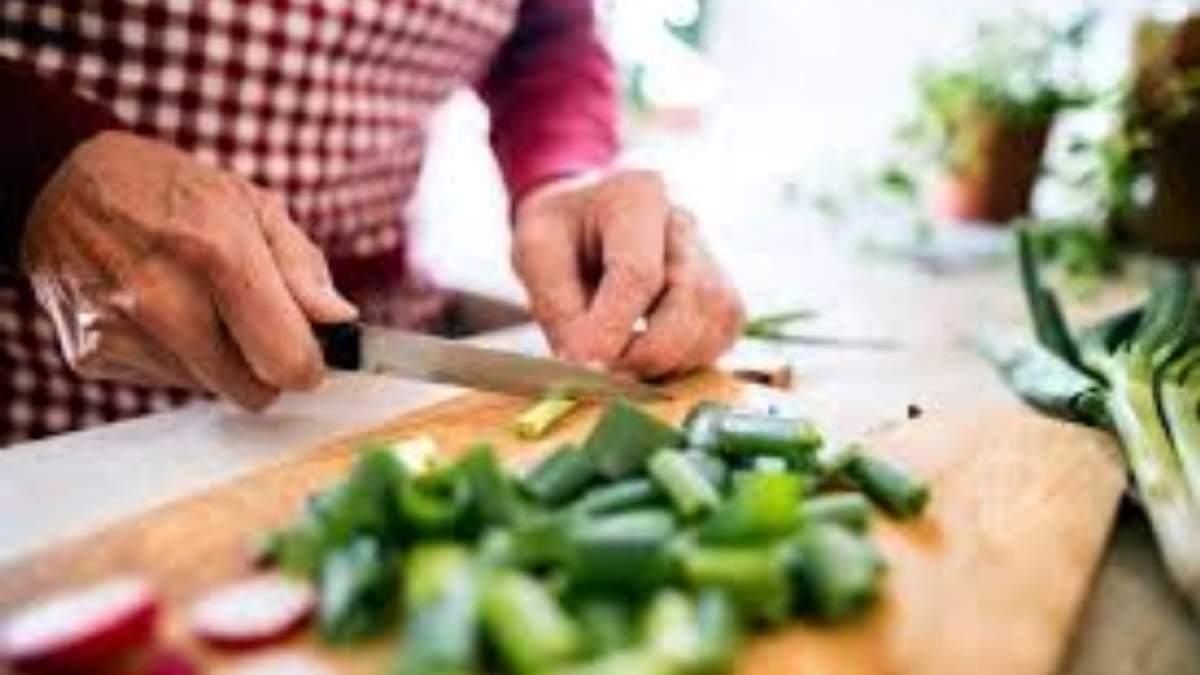 Una alimentación equilibrada es fundamental para conservar la vitalidad, prevenir caídas y mantener la fuerza e independencia funcional en la tercera edad